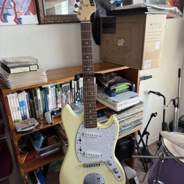 Ivy ISMF-200VW Strat Solid Electric Guitar - Vintage White SN: I22040005