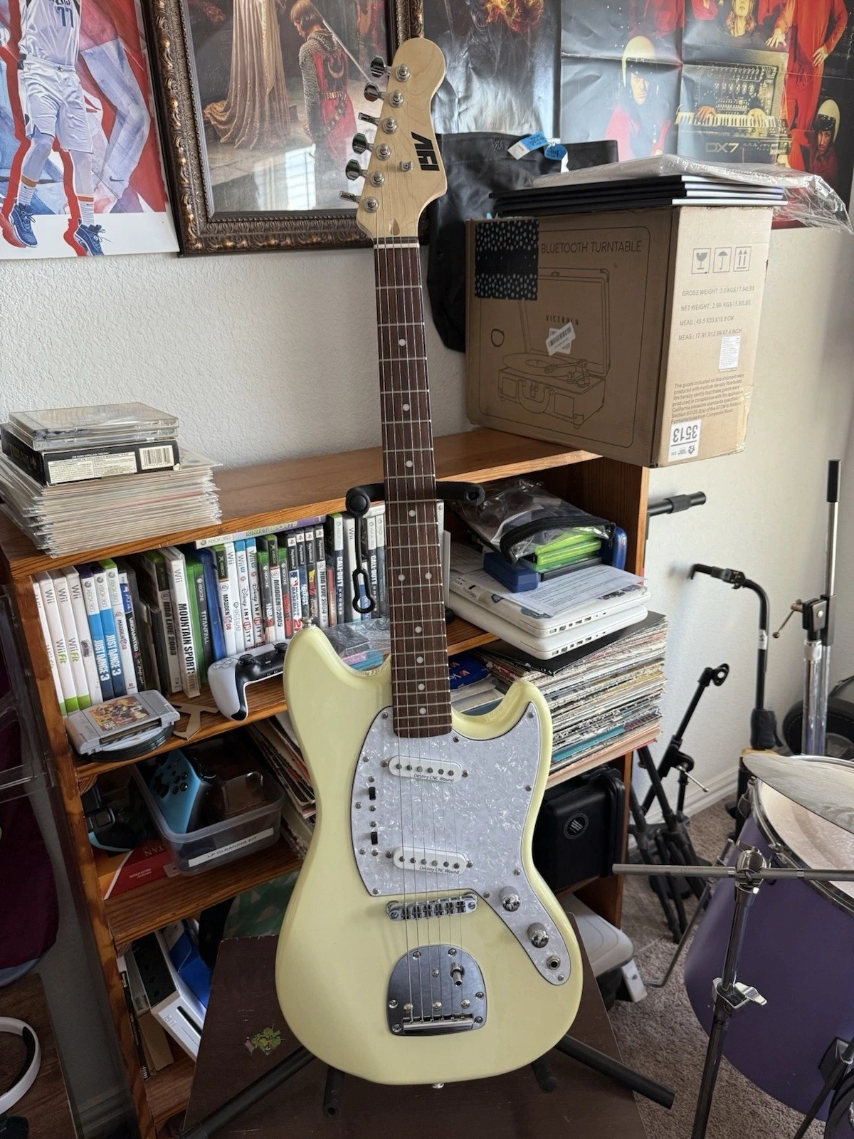 Ivy ISMF-200VW Strat Solid Electric Guitar - Vintage White SN: I22040005